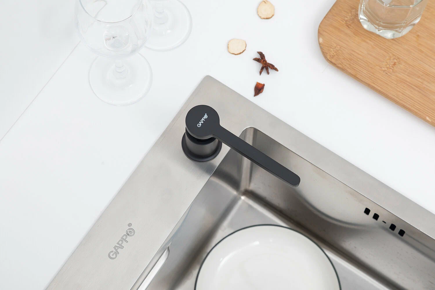 Дозатор жидкого мыла Gappo G406-6 черный