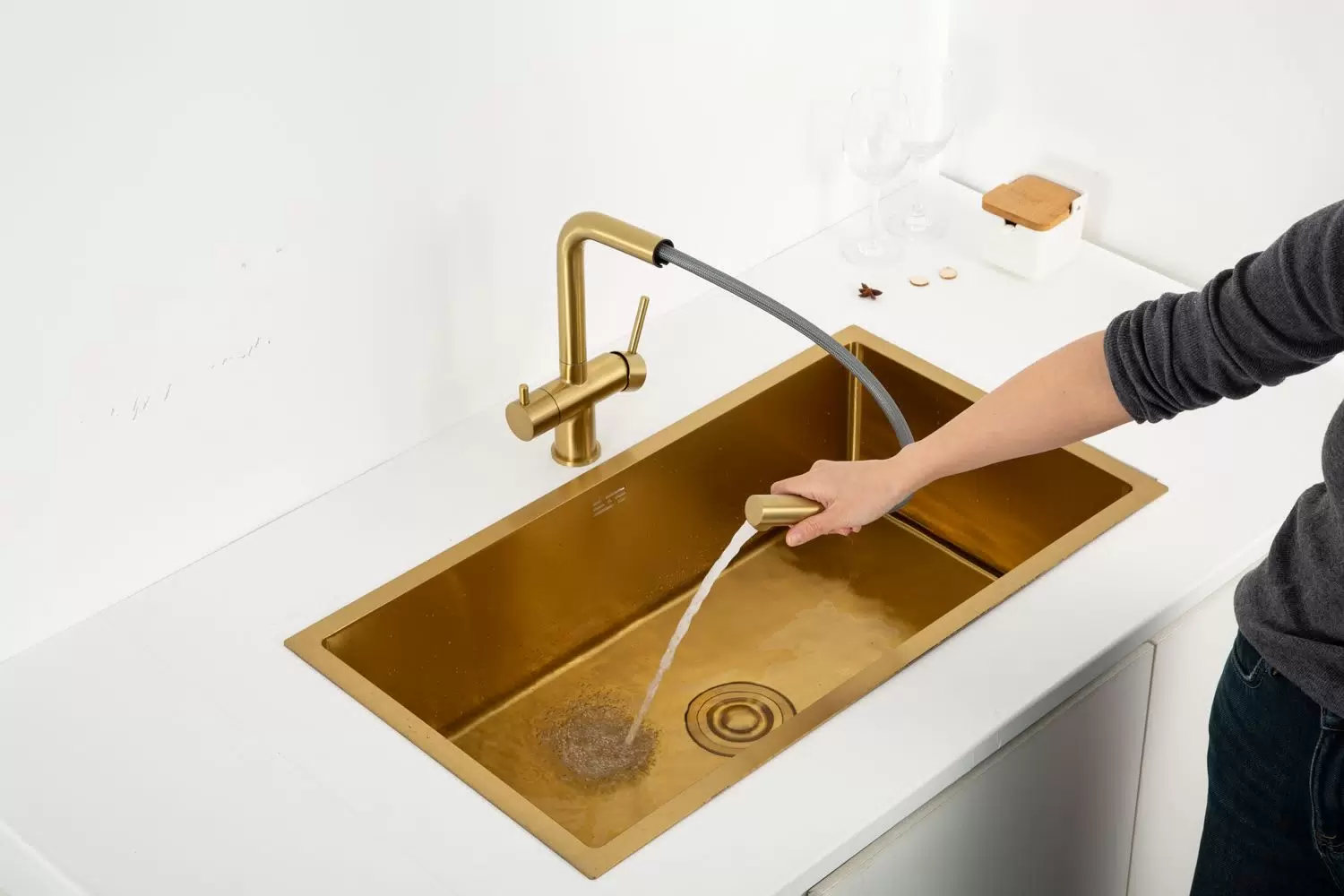 Вытяжной смеситель для кухни с фильтром Gappo G97 G4397-73 золотой сатин