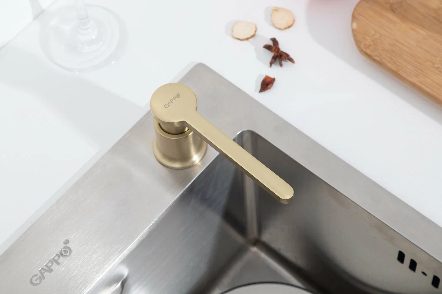 Дозатор жидкого мыла Gappo G406-3 золотой сатин