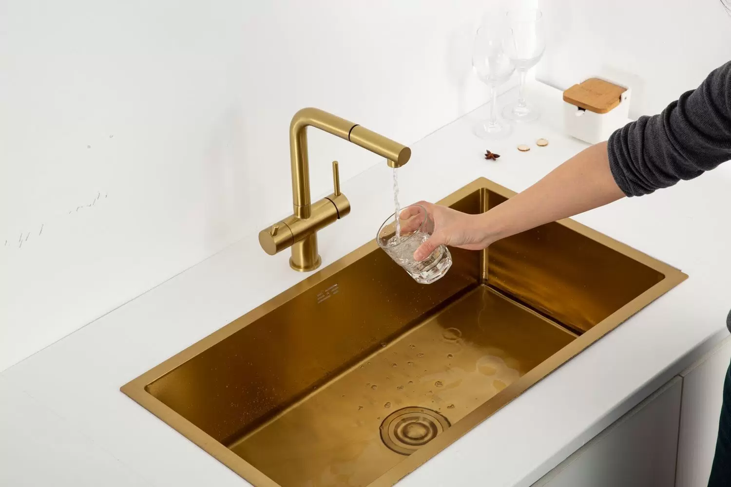 Вытяжной смеситель для кухни с фильтром Gappo G97 G4397-73 золотой сатин