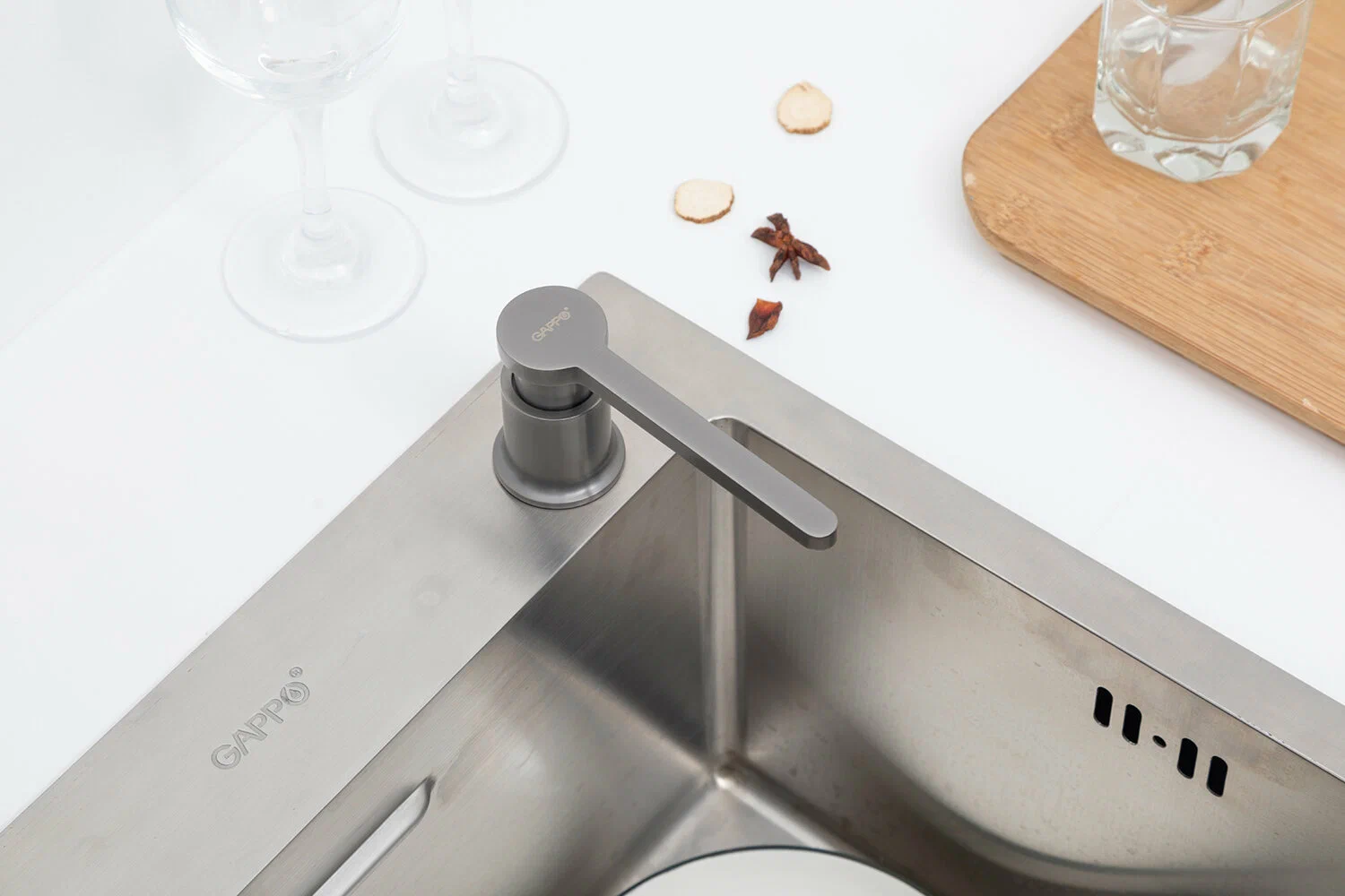 Дозатор жидкого мыла Gappo G406-9 оружейная сталь