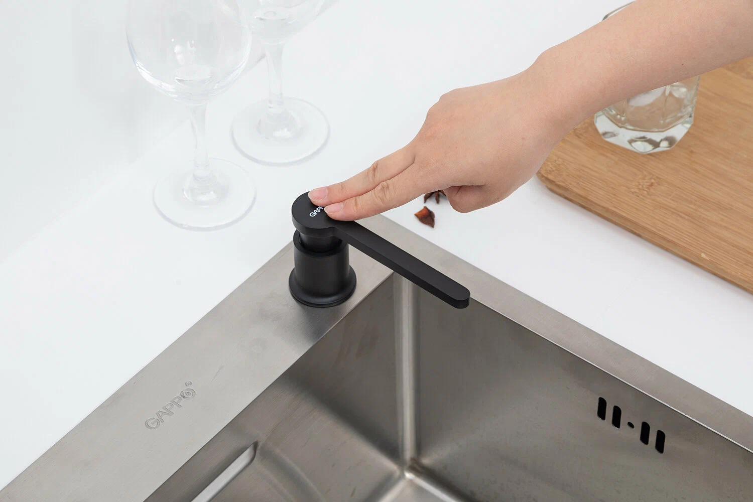 Дозатор жидкого мыла Gappo G406-6 черный