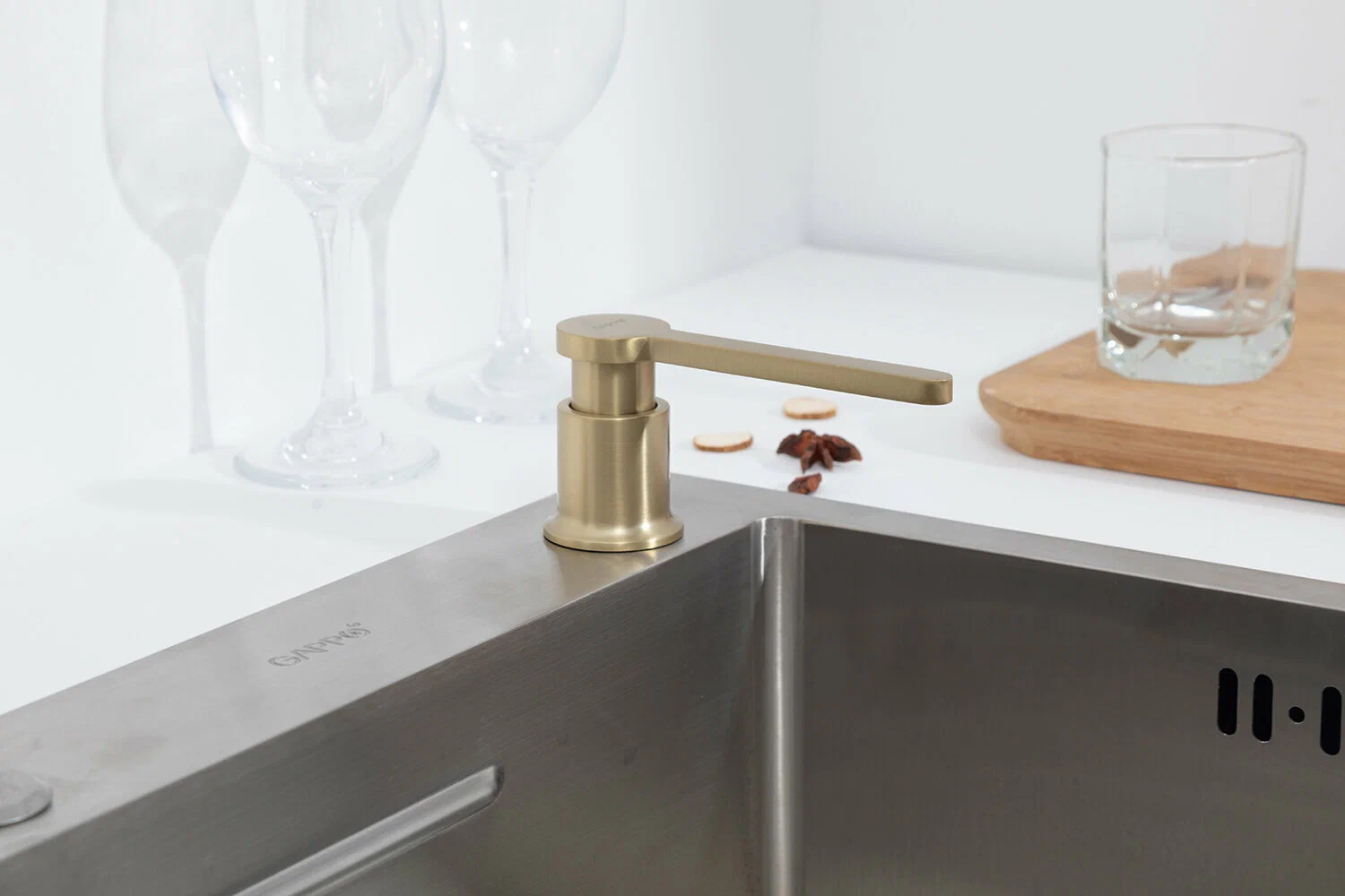 Дозатор жидкого мыла Gappo G406-3 золотой сатин