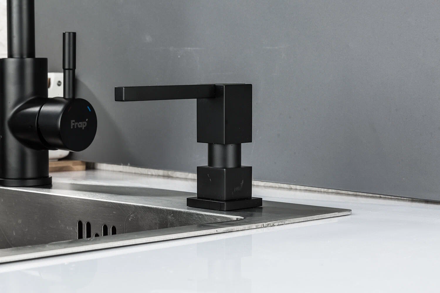 Дозатор жидкого мыла Gappo G404-1 черный