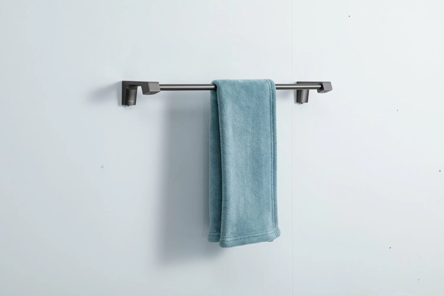 Прямой полотенцедержатель Frap F306-9 F30601-9 оружейная сталь