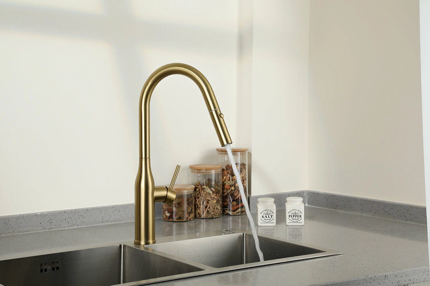 Вытяжной смеситель для кухни Gappo G4398-43 золотой сатин