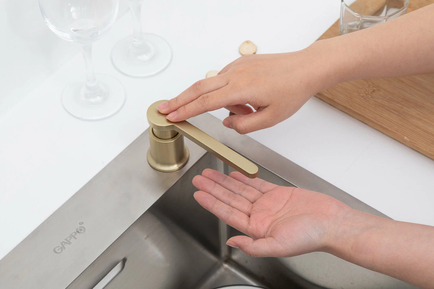 Дозатор жидкого мыла Gappo G406-3 золотой сатин