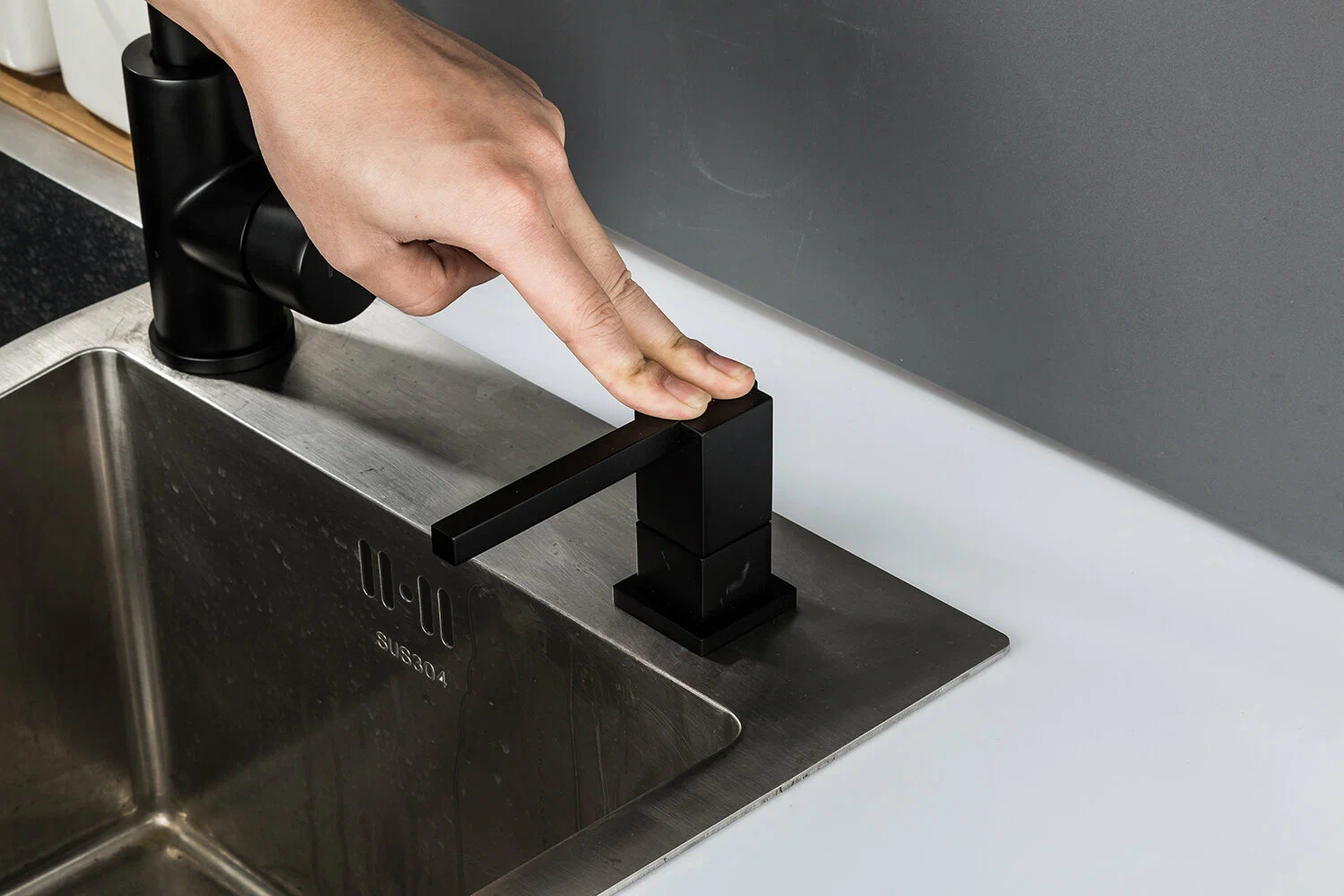 Дозатор жидкого мыла Gappo G404-1 черный