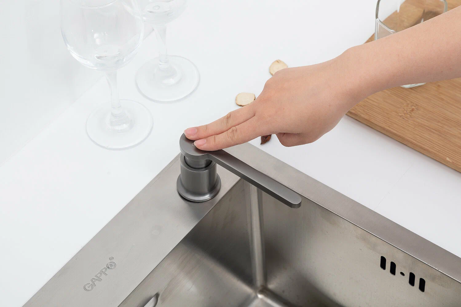 Дозатор жидкого мыла Gappo G406-9 оружейная сталь