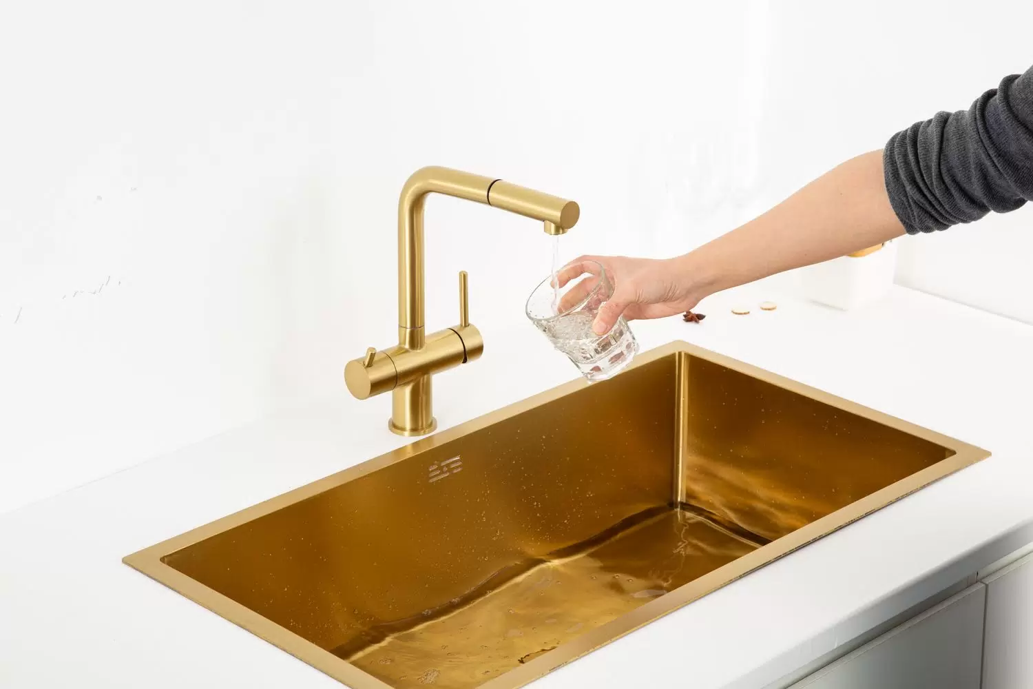 Вытяжной смеситель для кухни с фильтром Gappo G97 G4397-73 золотой сатин