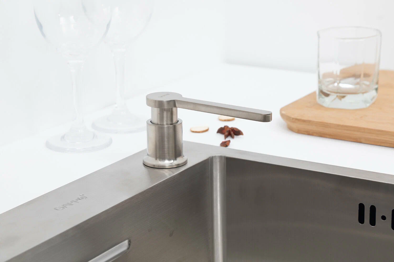 Дозатор жидкого мыла Gappo G406-5 сатин