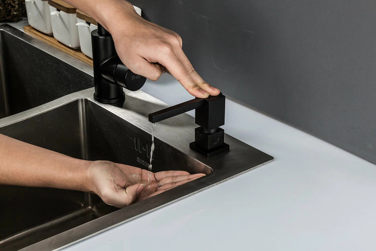 Дозатор жидкого мыла Gappo G404-1 черный