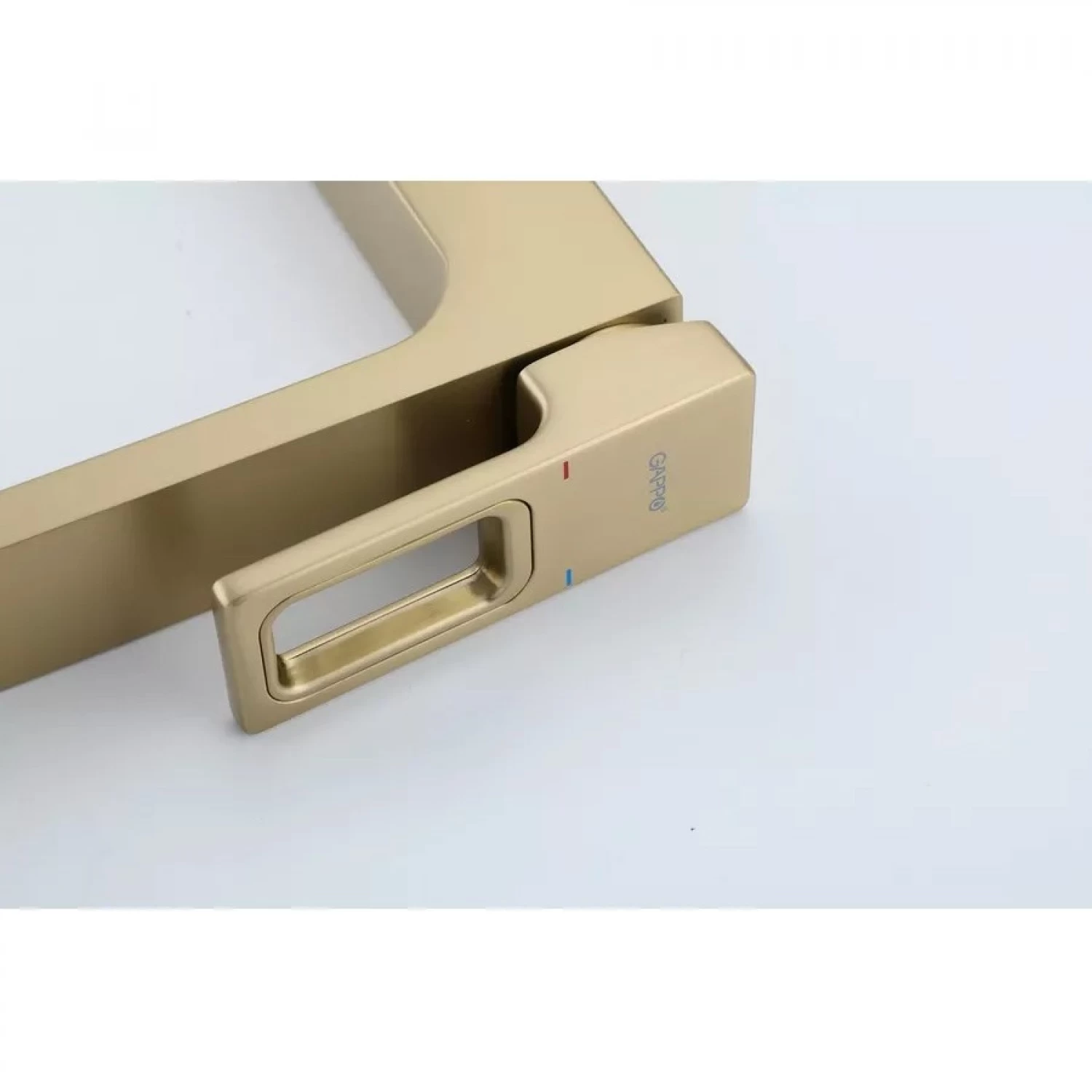 Высокий смеситель для раковины Gappo G17-3 G1017-32 золотой сатин