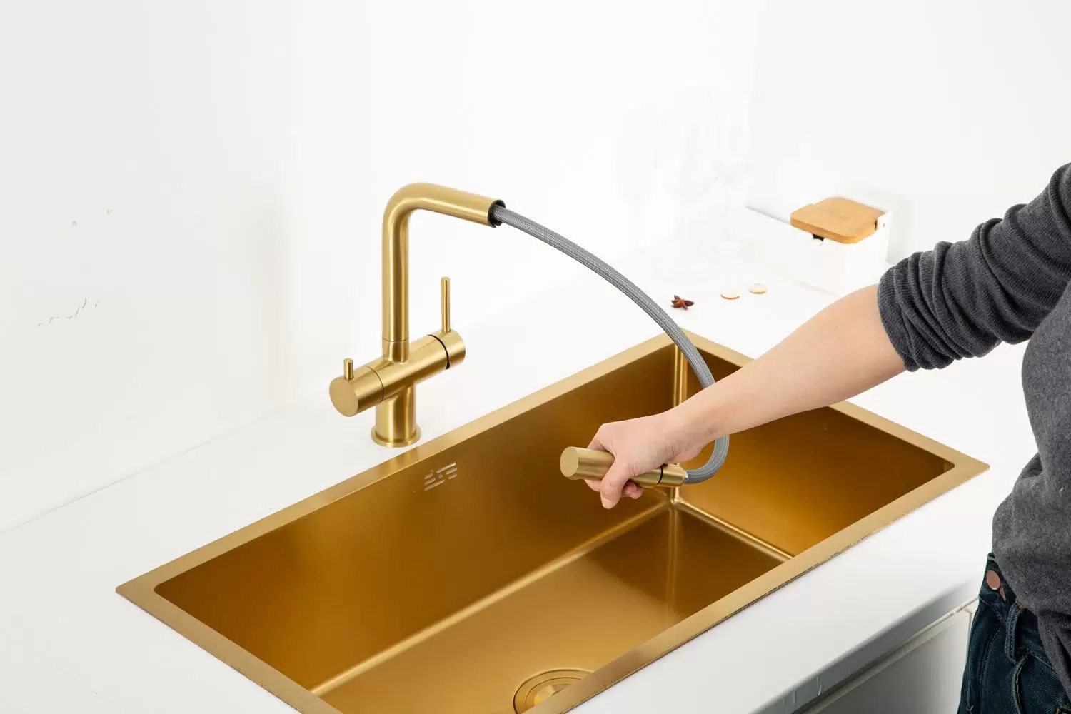 Вытяжной смеситель для кухни с фильтром Gappo G97 G4397-73 золотой сатин