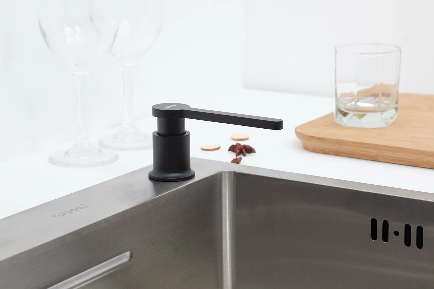 Дозатор жидкого мыла Gappo G406-6 черный