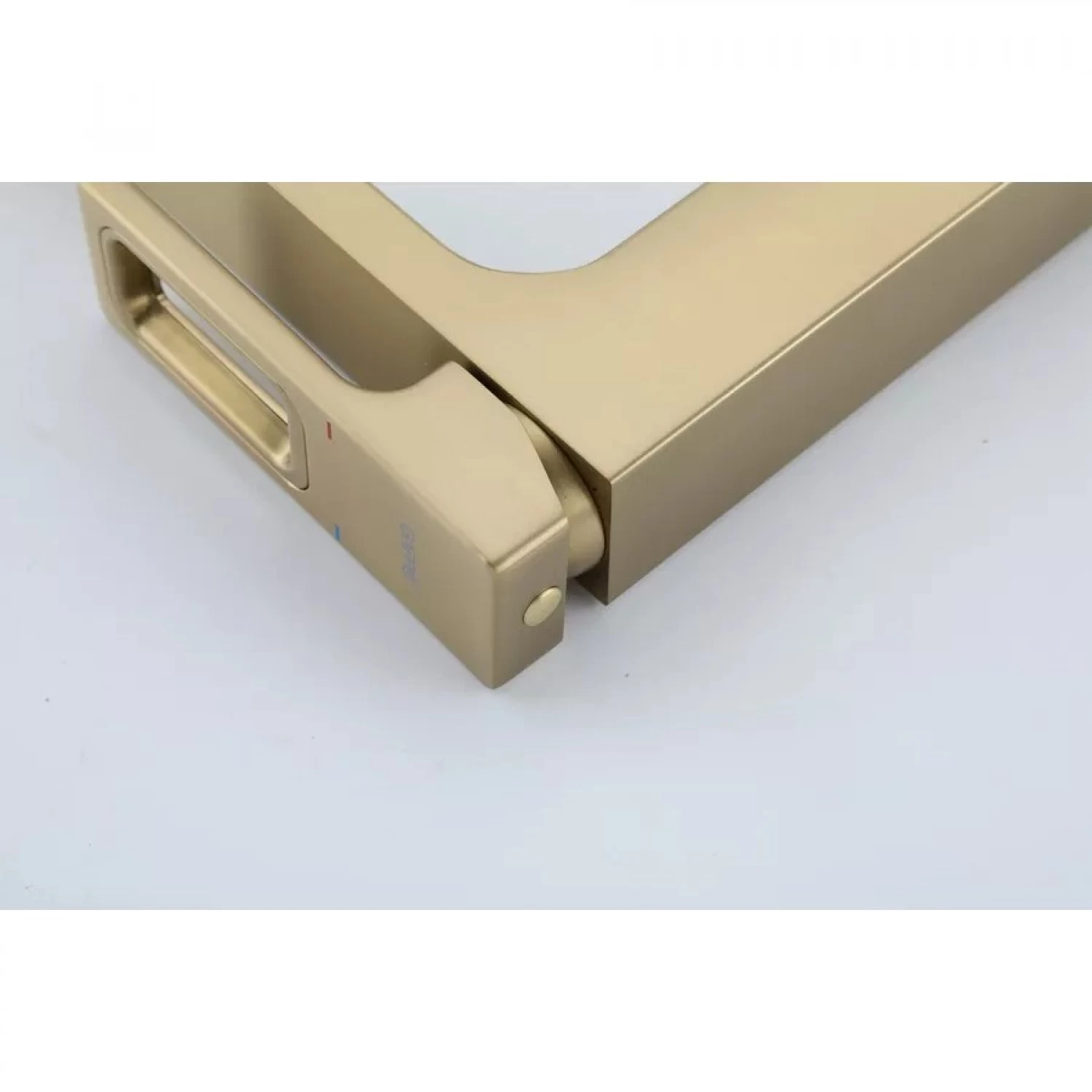 Высокий смеситель для раковины Gappo G17-3 G1017-32 золотой сатин