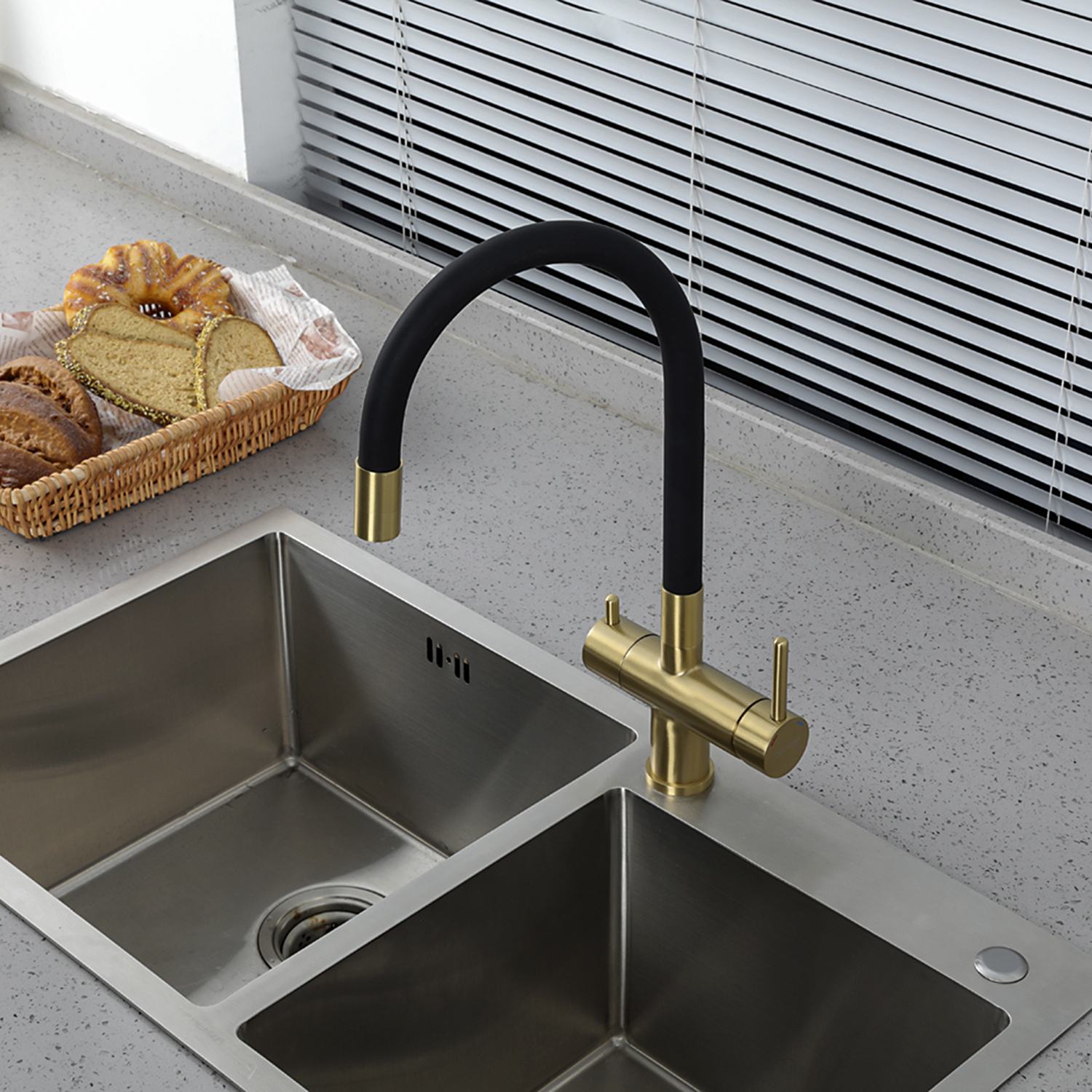 Смеситель для кухни с подключением фильтра Gappo G4398-33 золото-черный