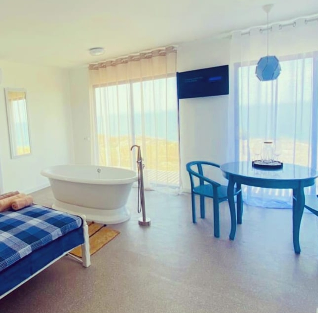 Ванна из литьевого мрамора Castone Неона 180*90 на подиуме