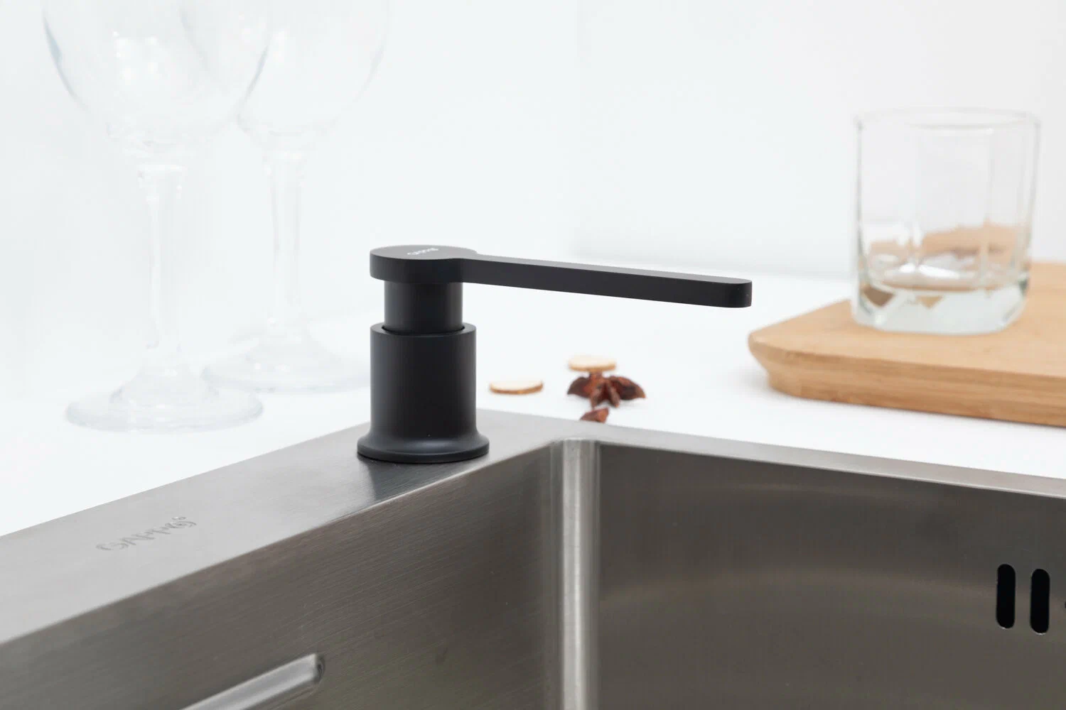 Дозатор жидкого мыла Gappo G406-6 черный