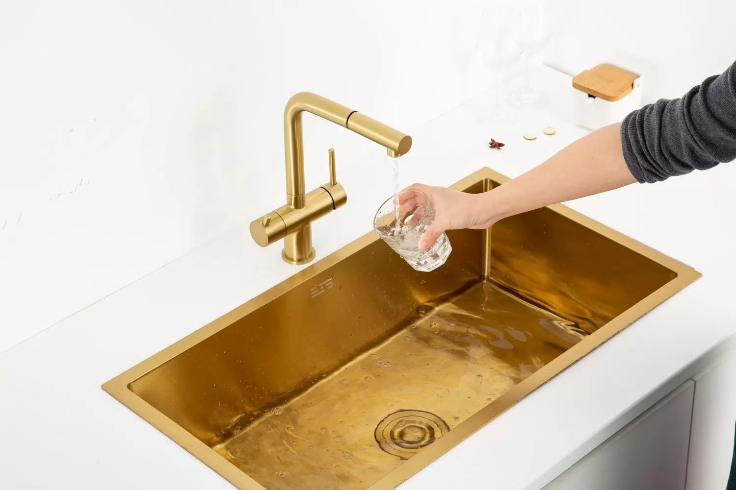 Вытяжной смеситель для кухни с фильтром Gappo G97 G4397-73 золотой сатин