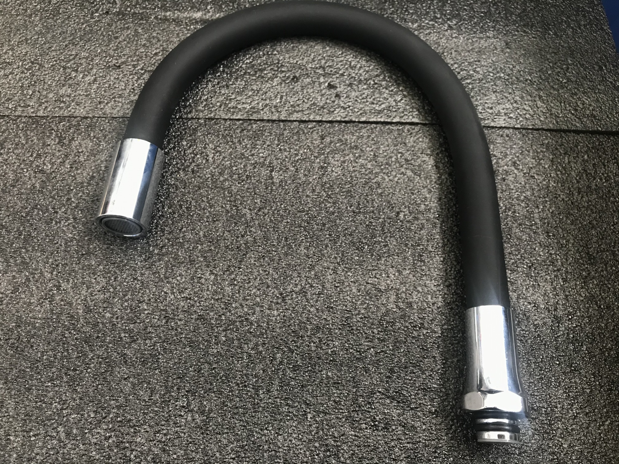 Гибкий излив для смесителя Vaserzberg VS-2BL (черный)